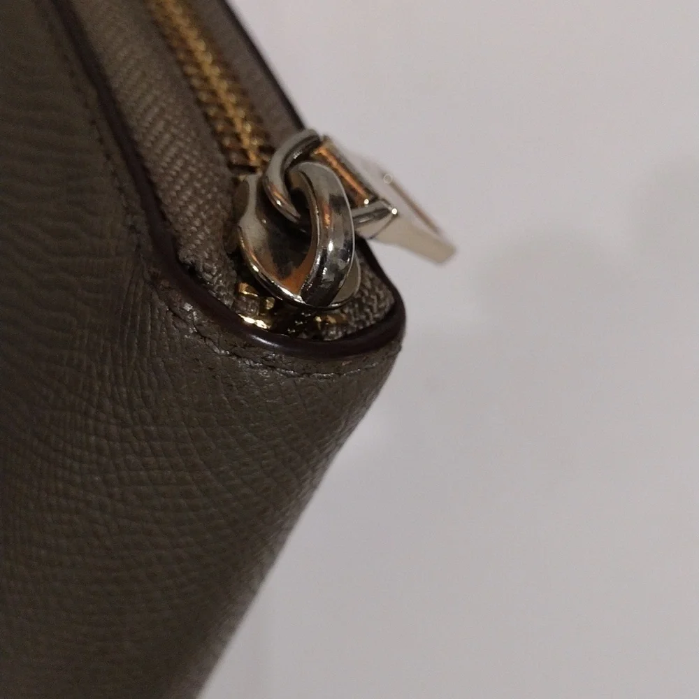 Coach Dual-Tone Brown Leather Zip Wallet – Gold Logo, Stylish Women’s Accessory - Picture 6 of 15